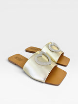 Rasteira Beyou Shoes Búzios ouro light em napa com detalhe de coração brilhante no cabedal
