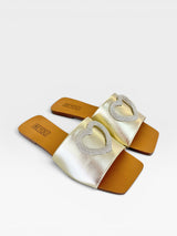 Rasteira Beyou Shoes Búzios em napa ouro light com detalhe de coração brilhante no cabedal