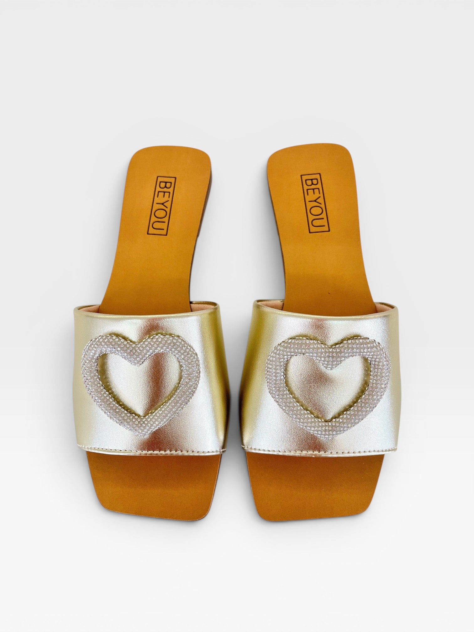 Rasteira Beyou Shoes Búzios ouro light em napa com detalhe de coração brilhante sobre o cabedal