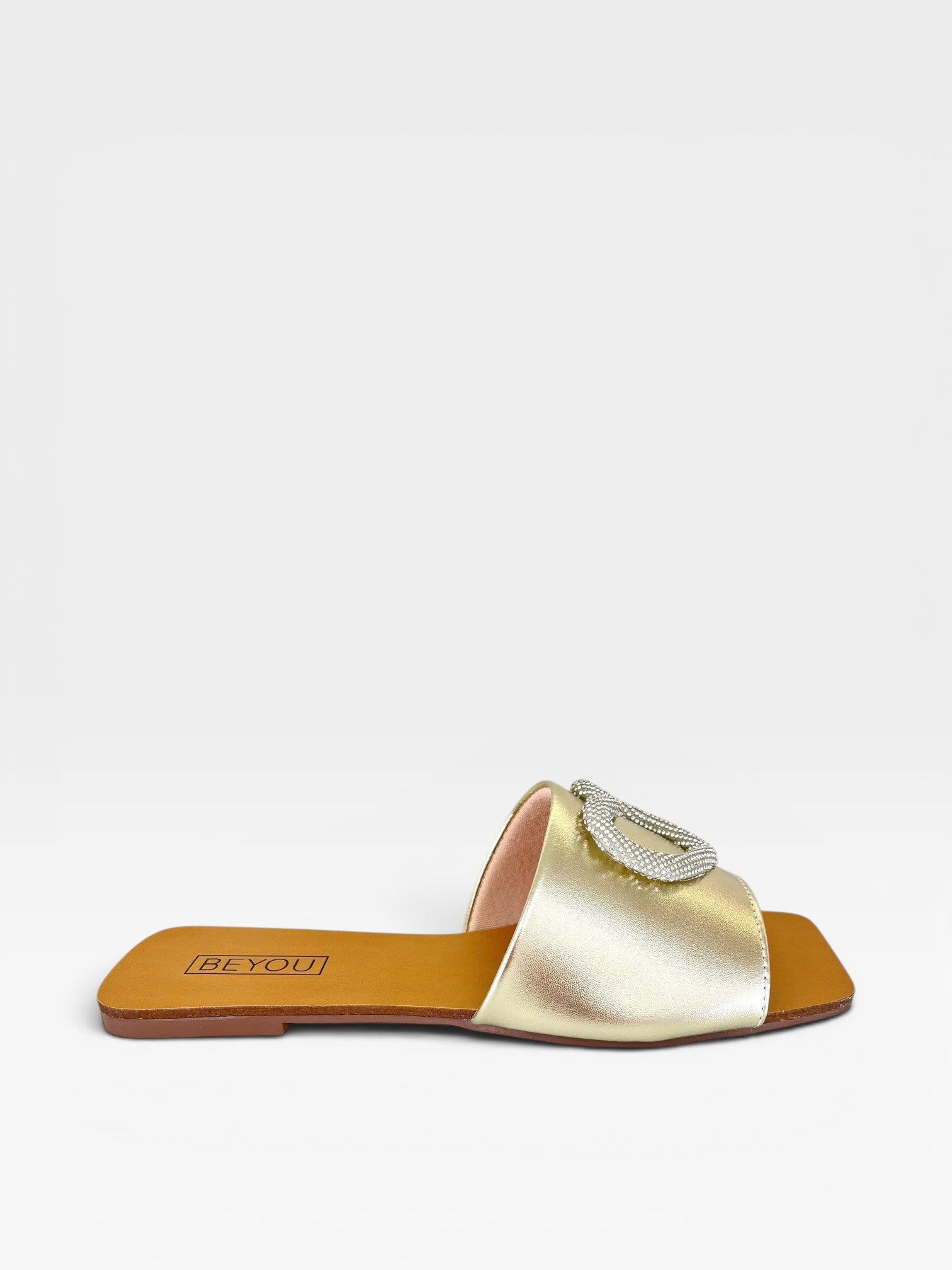Rasteira Beyou Shoes Búzios em napa ouro light com detalhe de coração brilhante e bico quadrado
