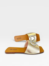 Rasteira Beyou Shoes Búzios ouro light em napa com detalhe de coração brilhante sobre o cabedal