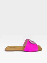 Rasteira Beyou Shoes Búzios rosa fuchsia em napa com detalhe de coração em brilho, vista lateral.