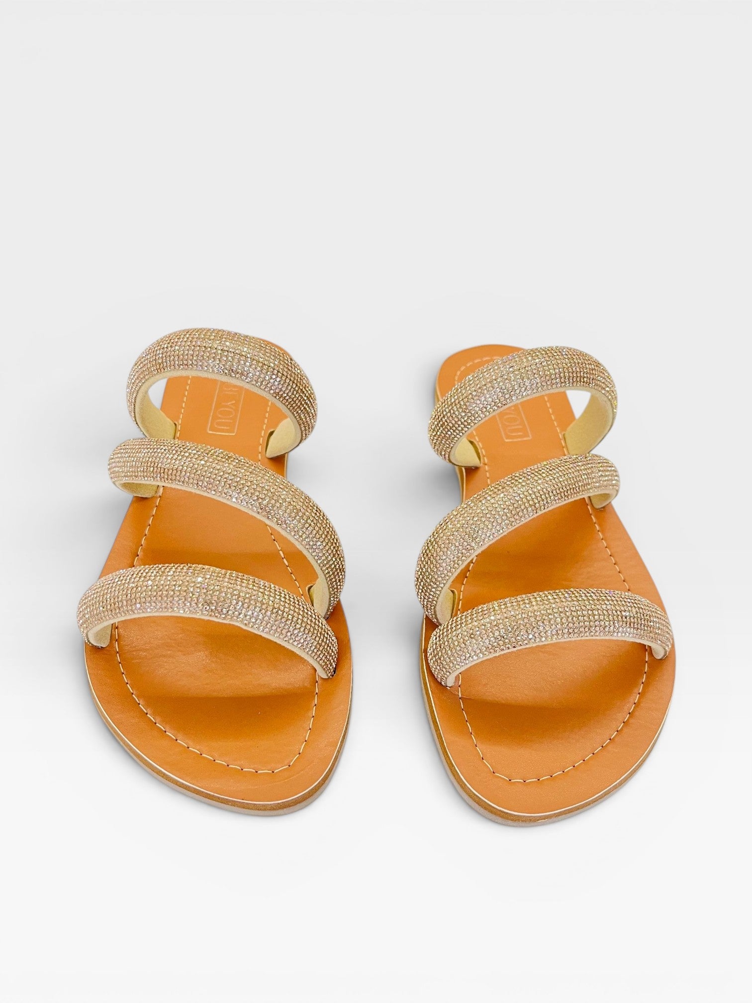 Rasteira Beyou Shoes Cádiz caramelo em napa com tiras cobertas de brilhos, design elegante e confortável.