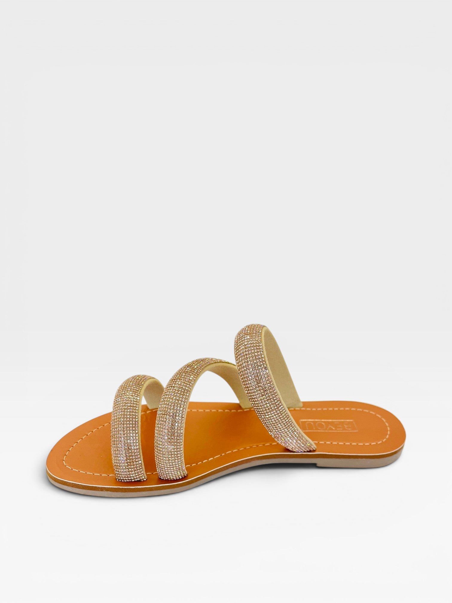 Rasteira Beyou Shoes Cádiz caramelo em napa com tiras decoradas por brilhos, design elegante e confortável.