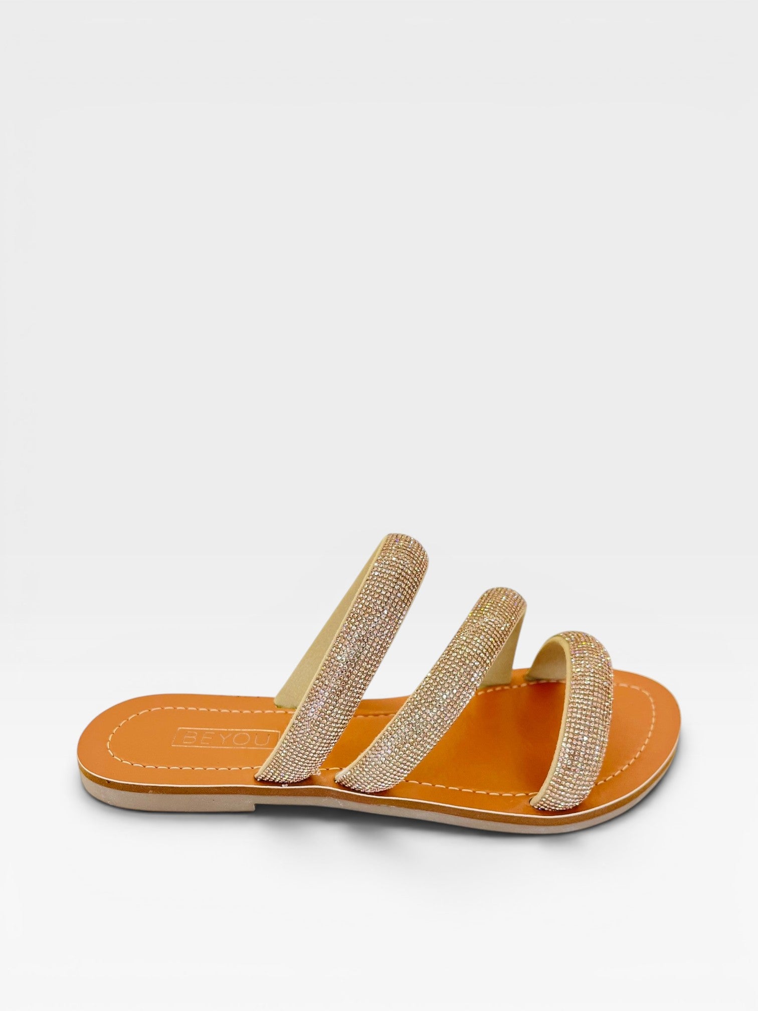 Rasteira Beyou Shoes Cádiz caramelo com tiras finas cobertas de brilhos, ideal para um look elegante e confortável.