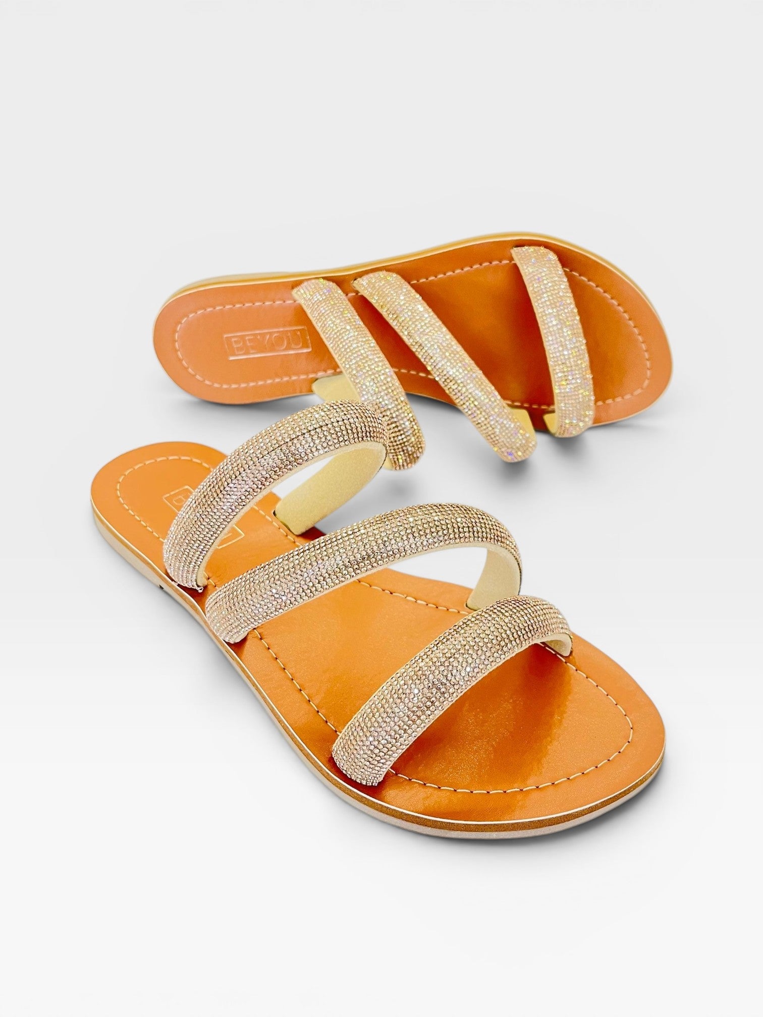 Rasteira Beyou Shoes Cádiz caramelo em napa com tiras cobertas de brilhos dourados