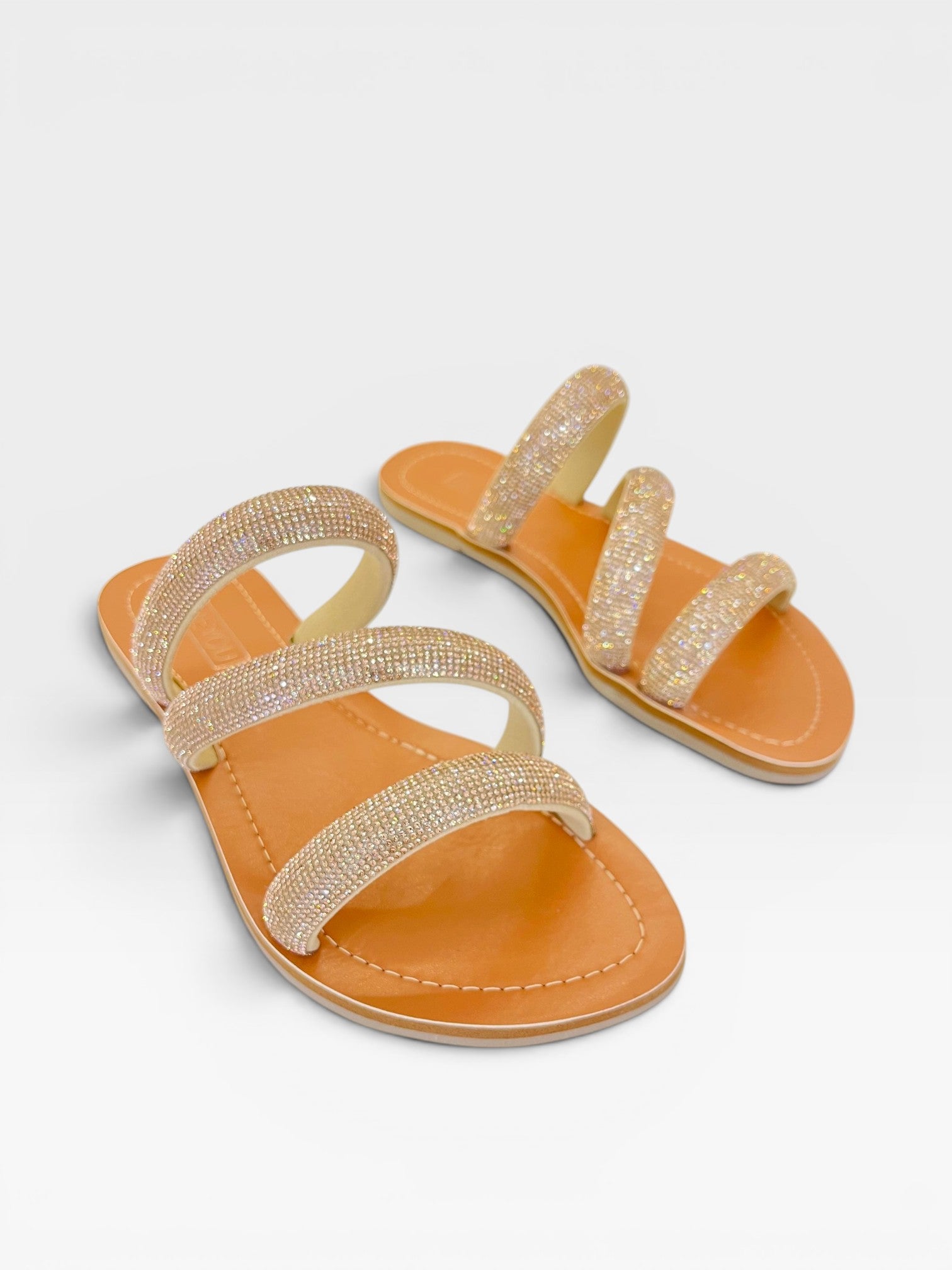 Rasteira Beyou Shoes Cádiz caramelo em napa com tiras cobertas de brilhos dourados