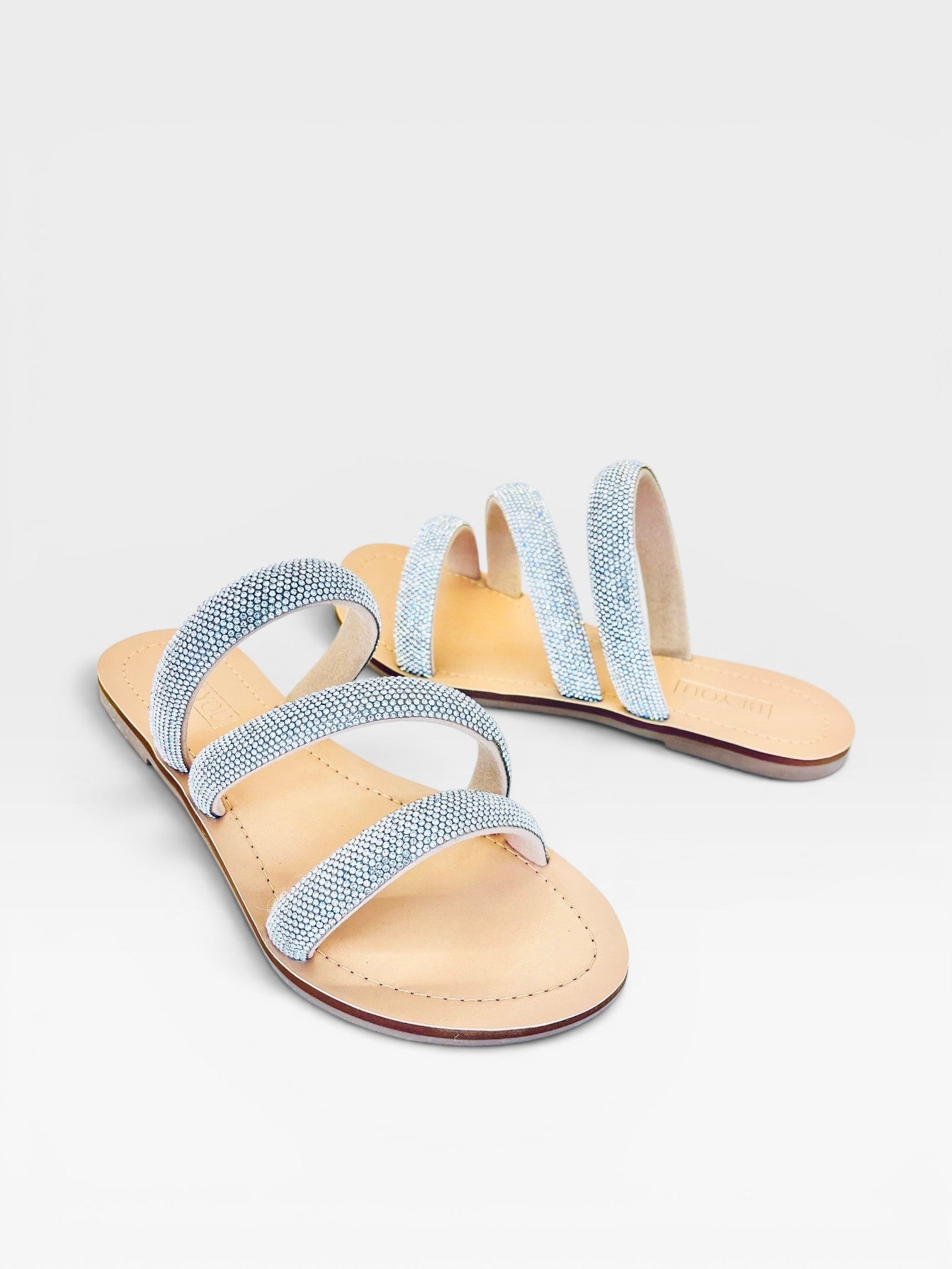 Rasteira Beyou Shoes Cádiz na cor cristal com tiras em napa e brilhos, design elegante e confortável.