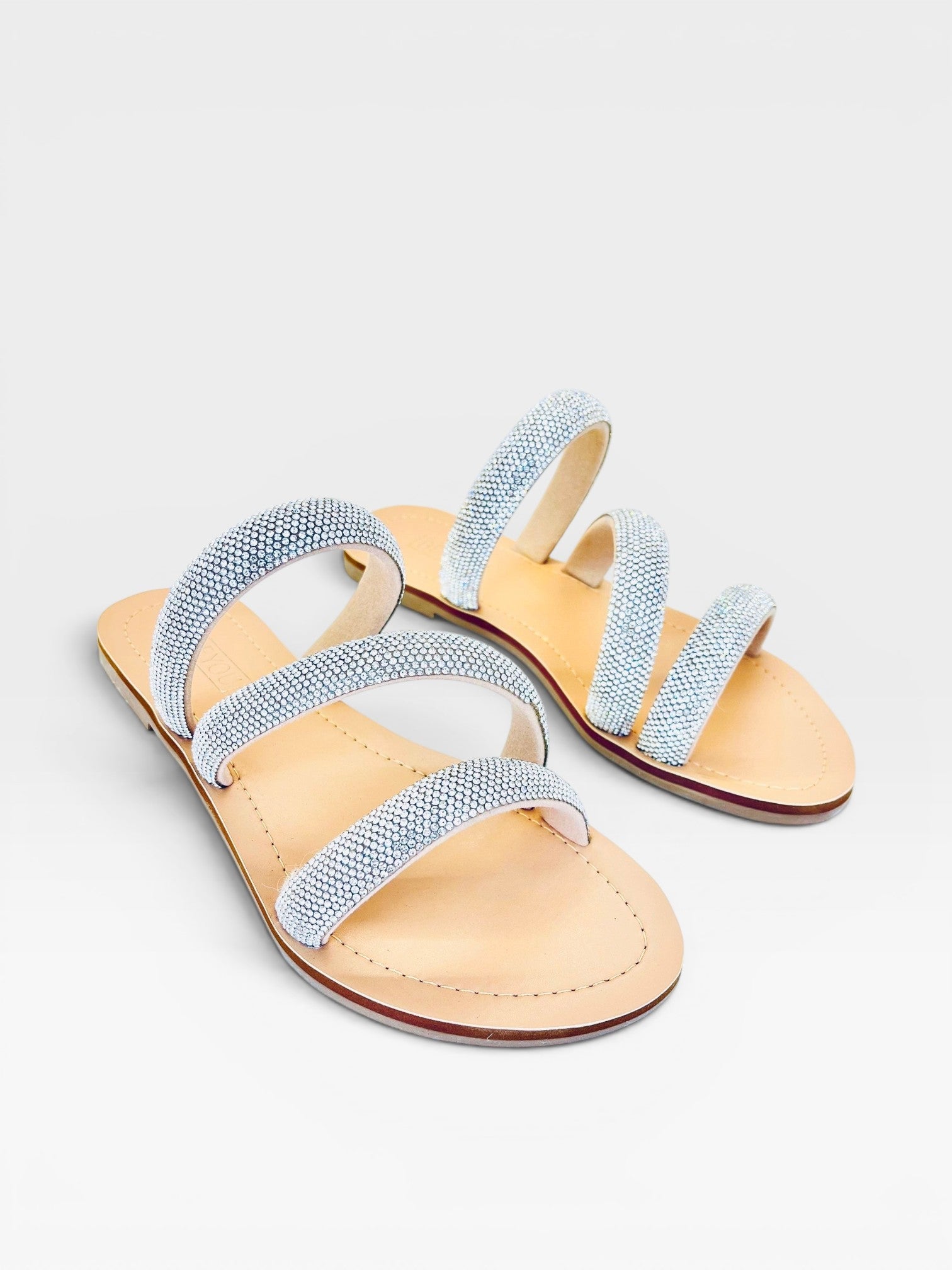 Rasteira Beyou Shoes Cádiz na cor cristal com tiras em napa e brilhos, design elegante e confortável.