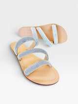 Rasteira Beyou Shoes Cádiz na cor cristal com tiras em napa e brilhos, design elegante e confortável.