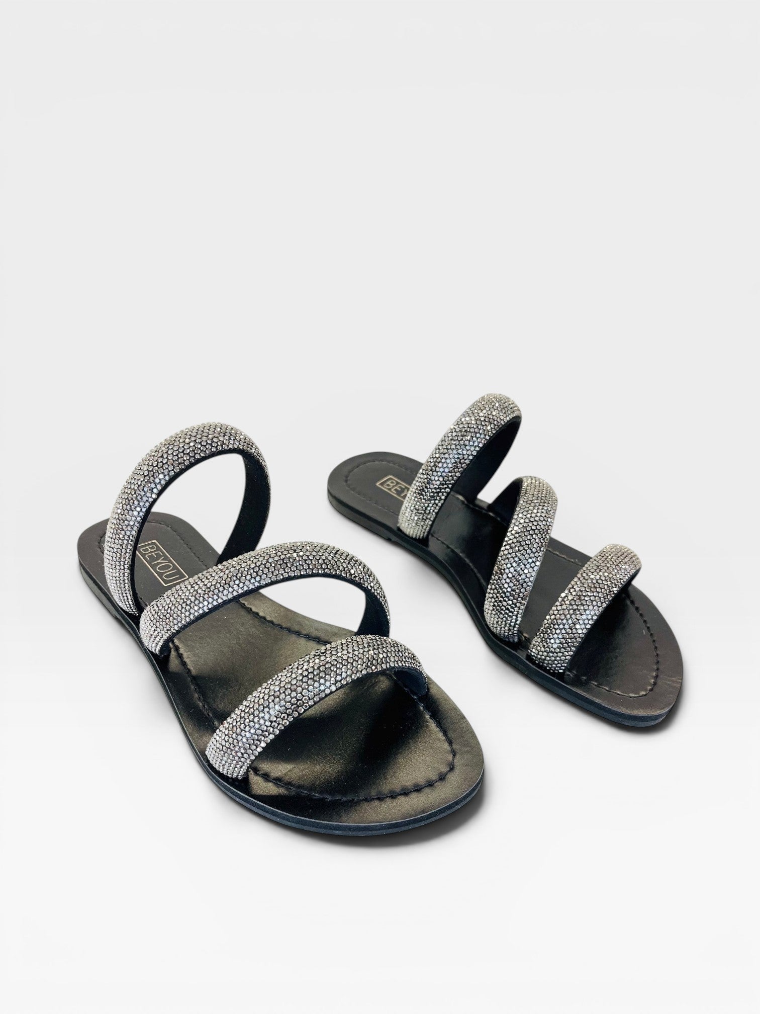 Rasteira Beyou Shoes Cádiz preta em napa com tiras cravejadas de brilhos, design elegante e confortável.