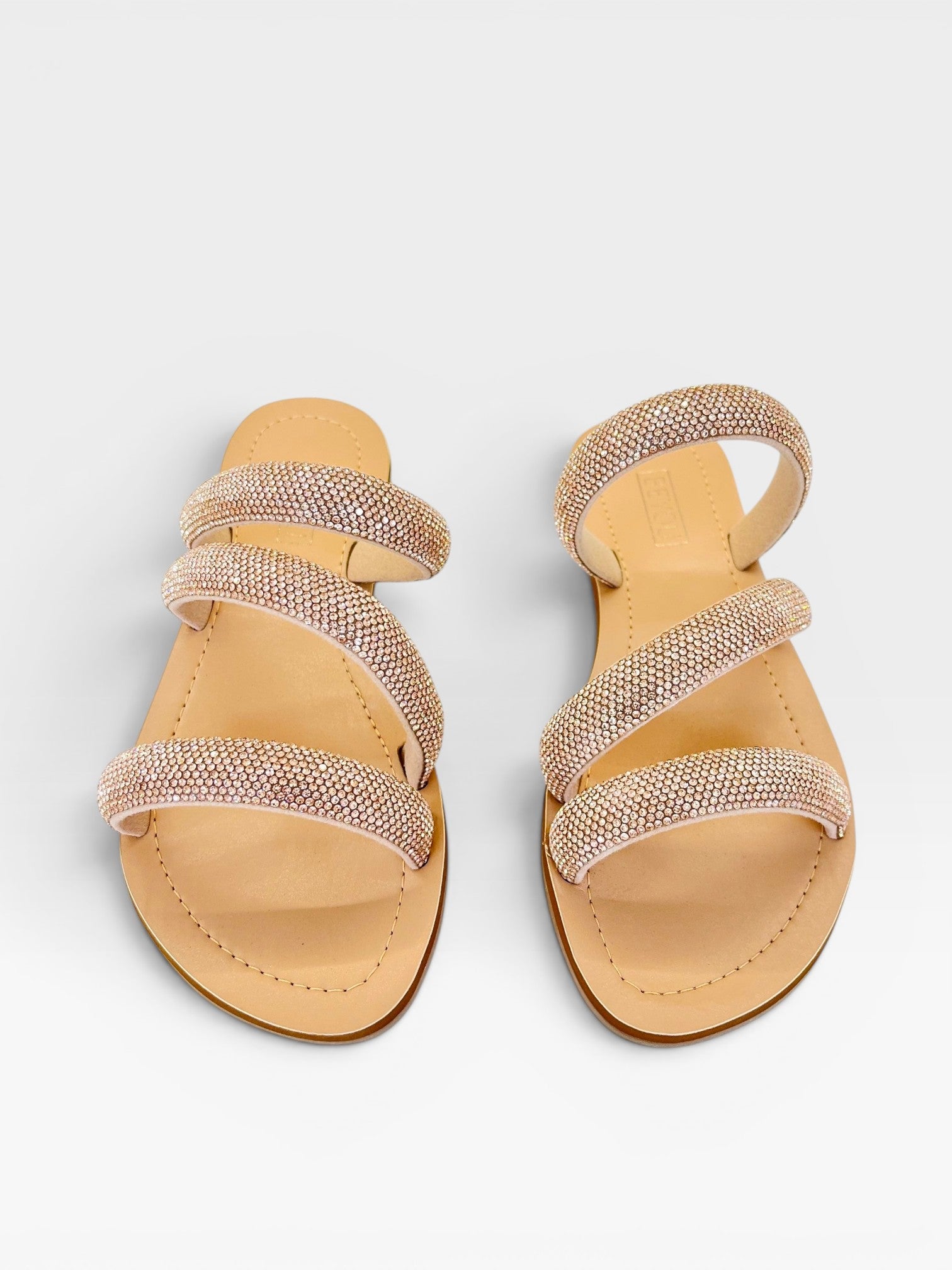 Rasteira Beyou Shoes Cádiz na cor rosè, feita em napa com tiras adornadas por brilhos delicados.