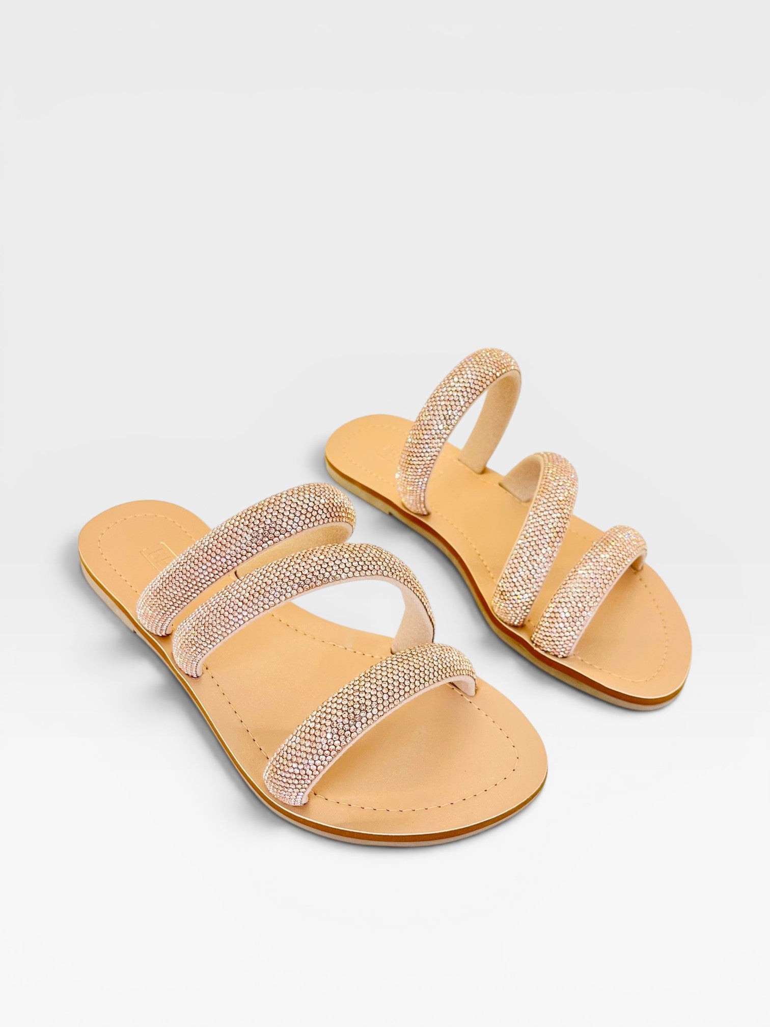 Rasteira Beyou Shoes Cádiz na cor rosè, feita em napa com tiras adornadas por brilhos delicados.