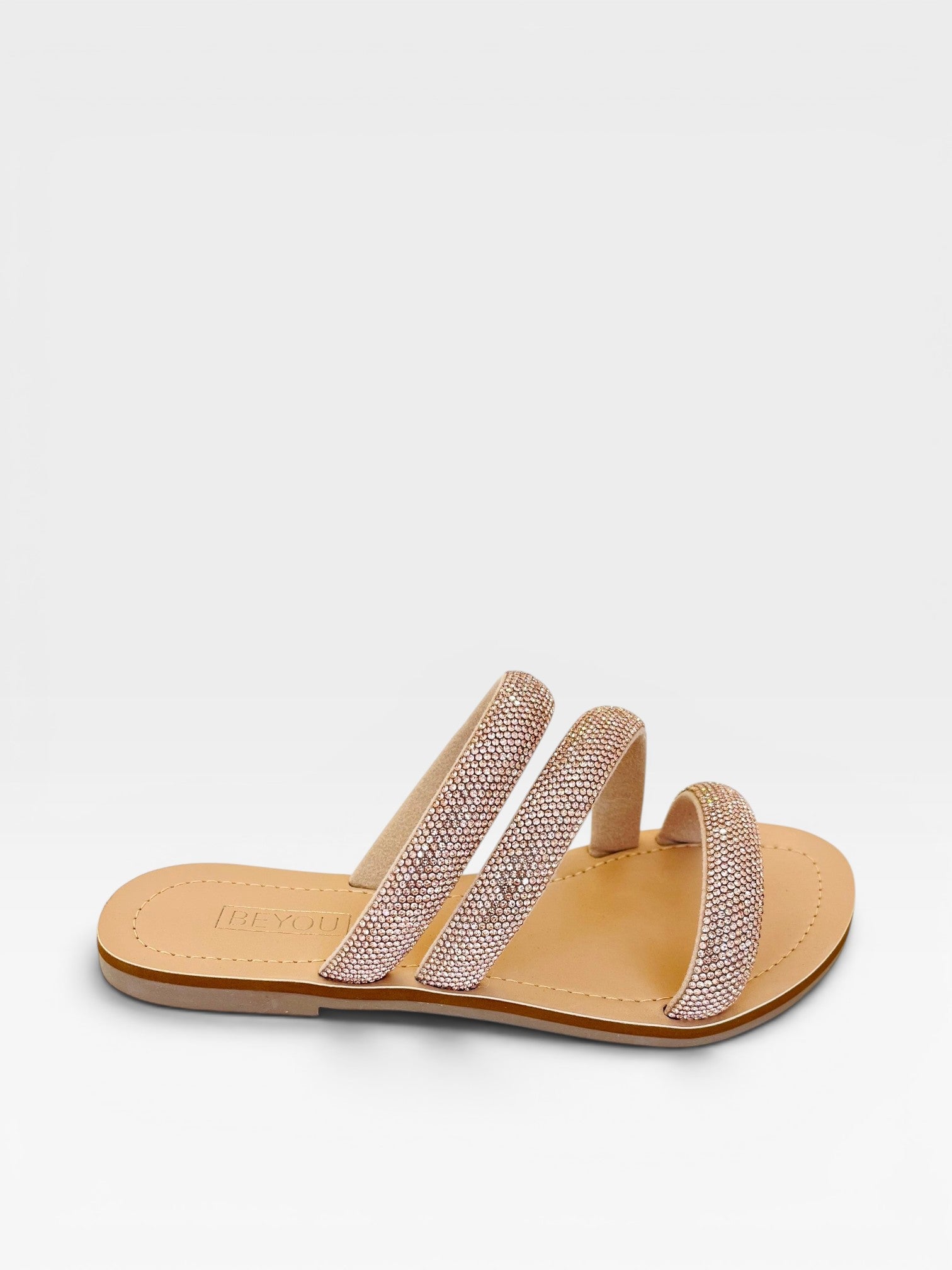 Rasteira Beyou Shoes Cádiz na cor rosè, feita em napa com tiras adornadas por brilhos delicados.