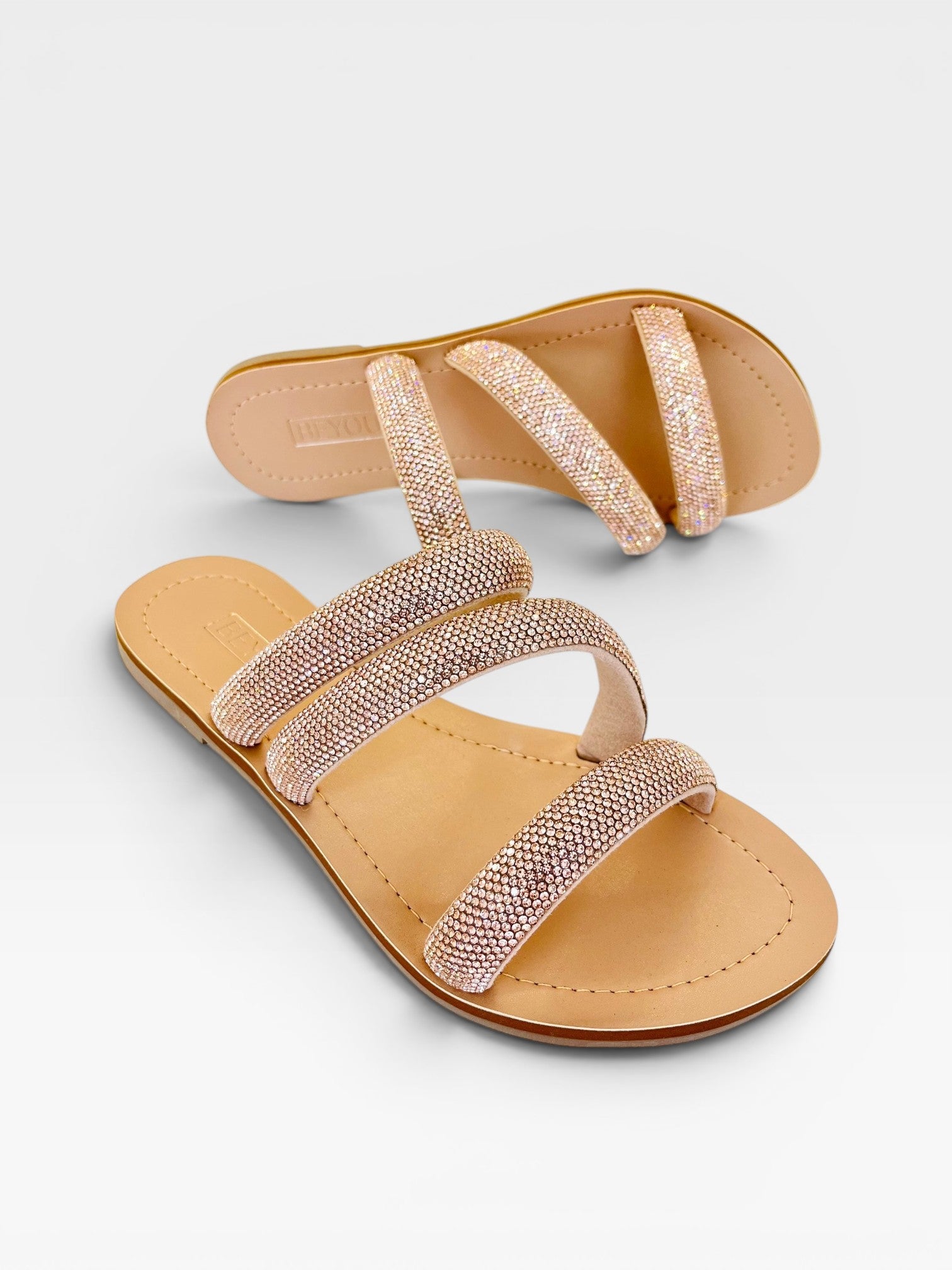 Rasteira Beyou Shoes Cádiz na cor rosè, feita em napa com tiras adornadas por brilhos delicados.