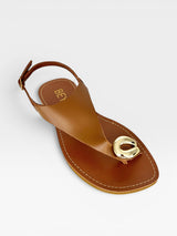 Rasteira Beyou Shoes Cancún caramelo em couro com detalhe metálico dourado e tira de ajuste no calcanhar