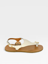Rasteira Beyou Shoes Cancún off white em couro com detalhe de dedinho e fivela dourada lateral