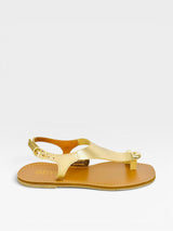 Rasteira Beyou Shoes Cancún em couro cor ouro light com tira de dedo e ajuste lateral por fivela