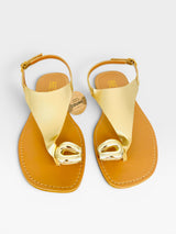 Rasteira Beyou Shoes Cancún em couro ouro light com detalhe metálico no dedo e ajuste no tornozelo