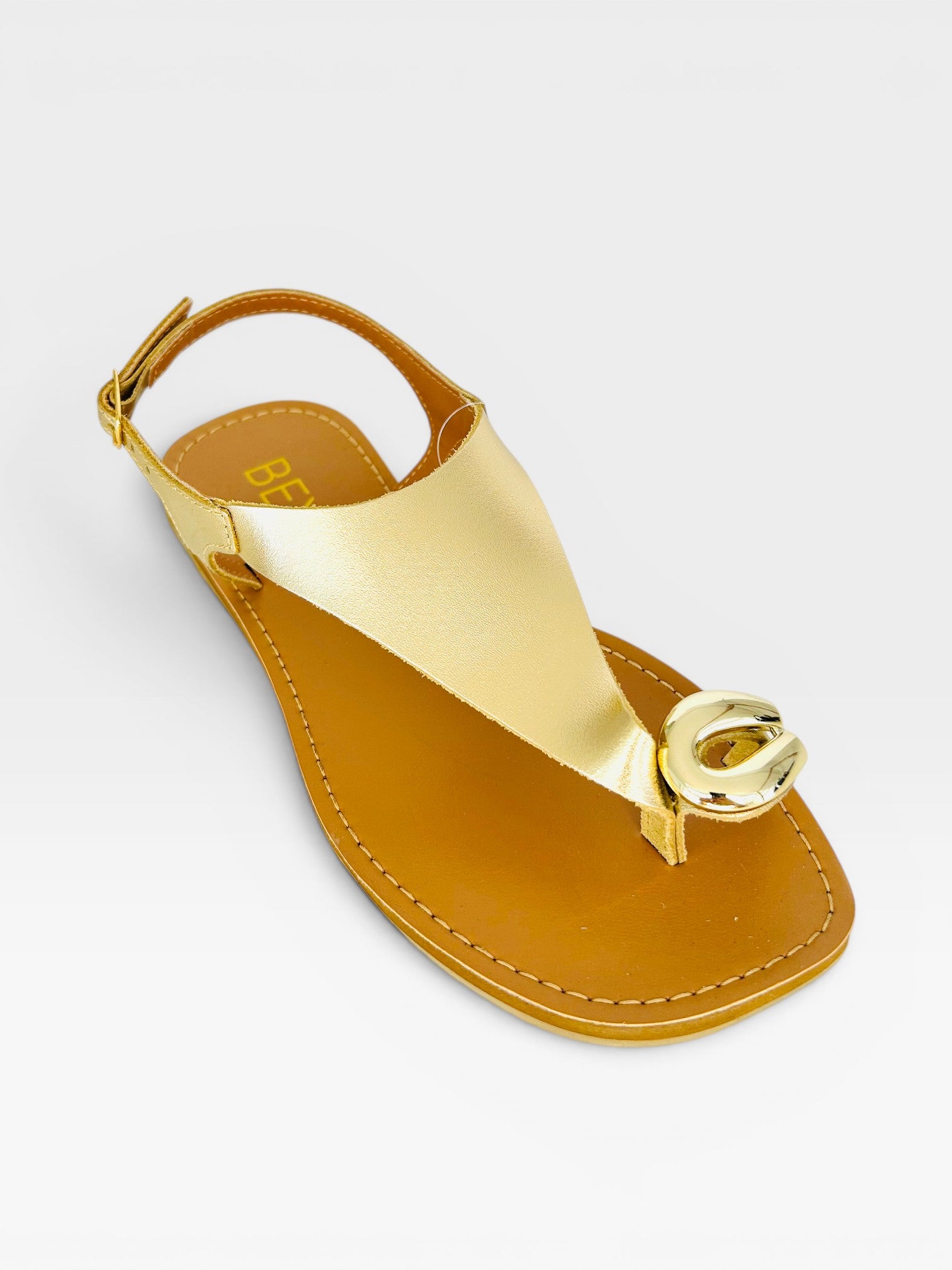 Rasteira Beyou Shoes Cancún em couro ouro light com detalhe metálico frontal e ajuste no calcanhar