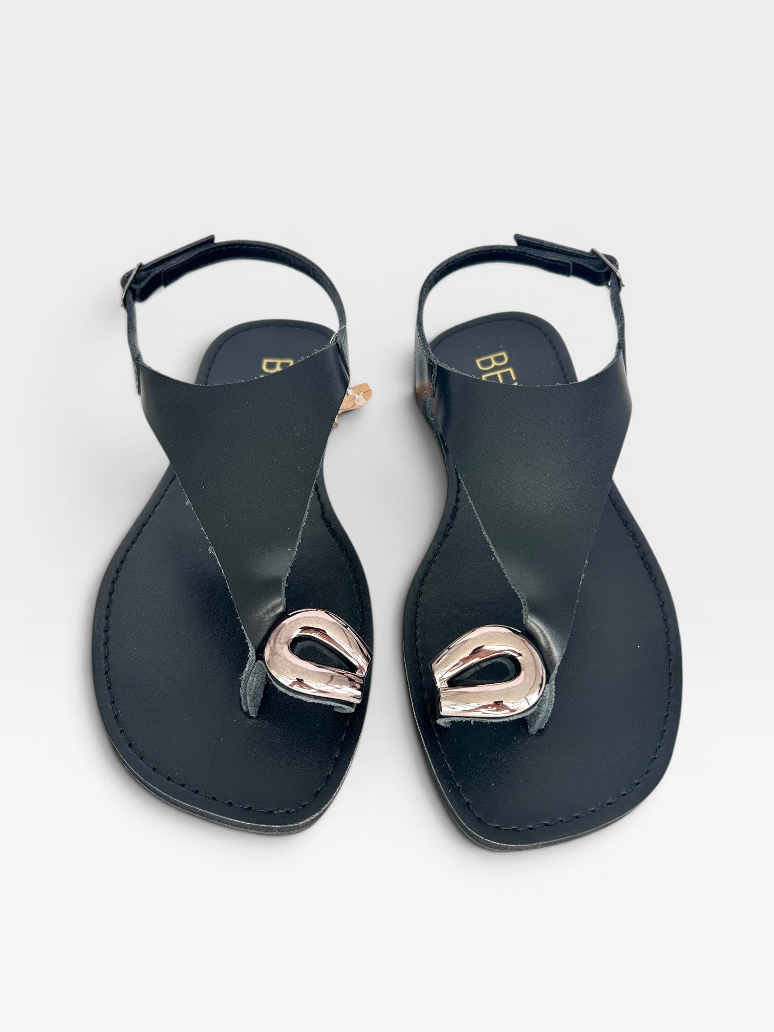 Rasteira Beyou Shoes Cancún preta em couro com detalhe metálico frontal e ajuste no calcanhar