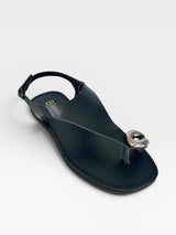 Rasteira Beyou Shoes Cancún preta em couro com detalhe metálico no dedo e ajuste traseiro