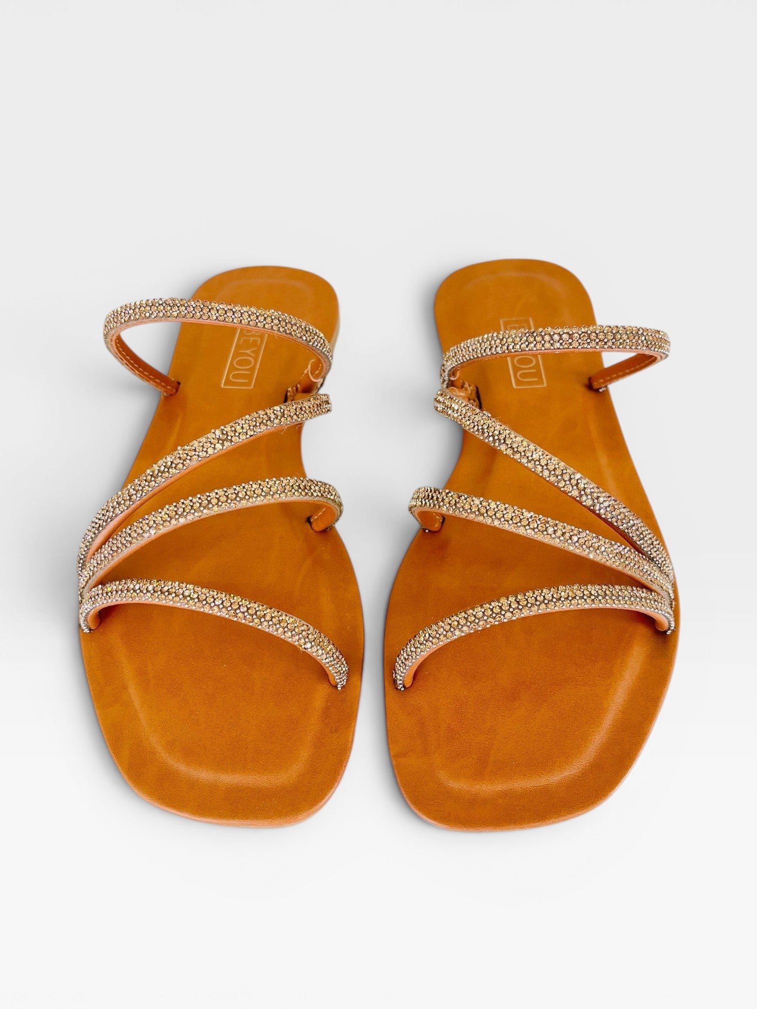 Rasteira Beyou Shoes caramelo em napa com tiras finas adornadas por pedrarias brilhantes e bico quadrado