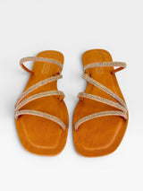 Rasteira Beyou Shoes caramelo em napa com tiras finas adornadas por pedrarias brilhantes e bico quadrado