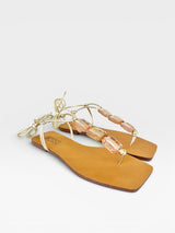 Rasteira Beyou Shoes caramelo em napa com tiras de amarração e pedrarias delicadas
