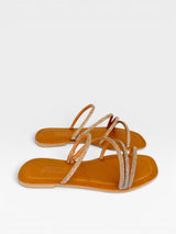 Rasteira Beyou Shoes caramelo em napa com tiras finas adornadas por pedrarias brilhantes e design elegante.