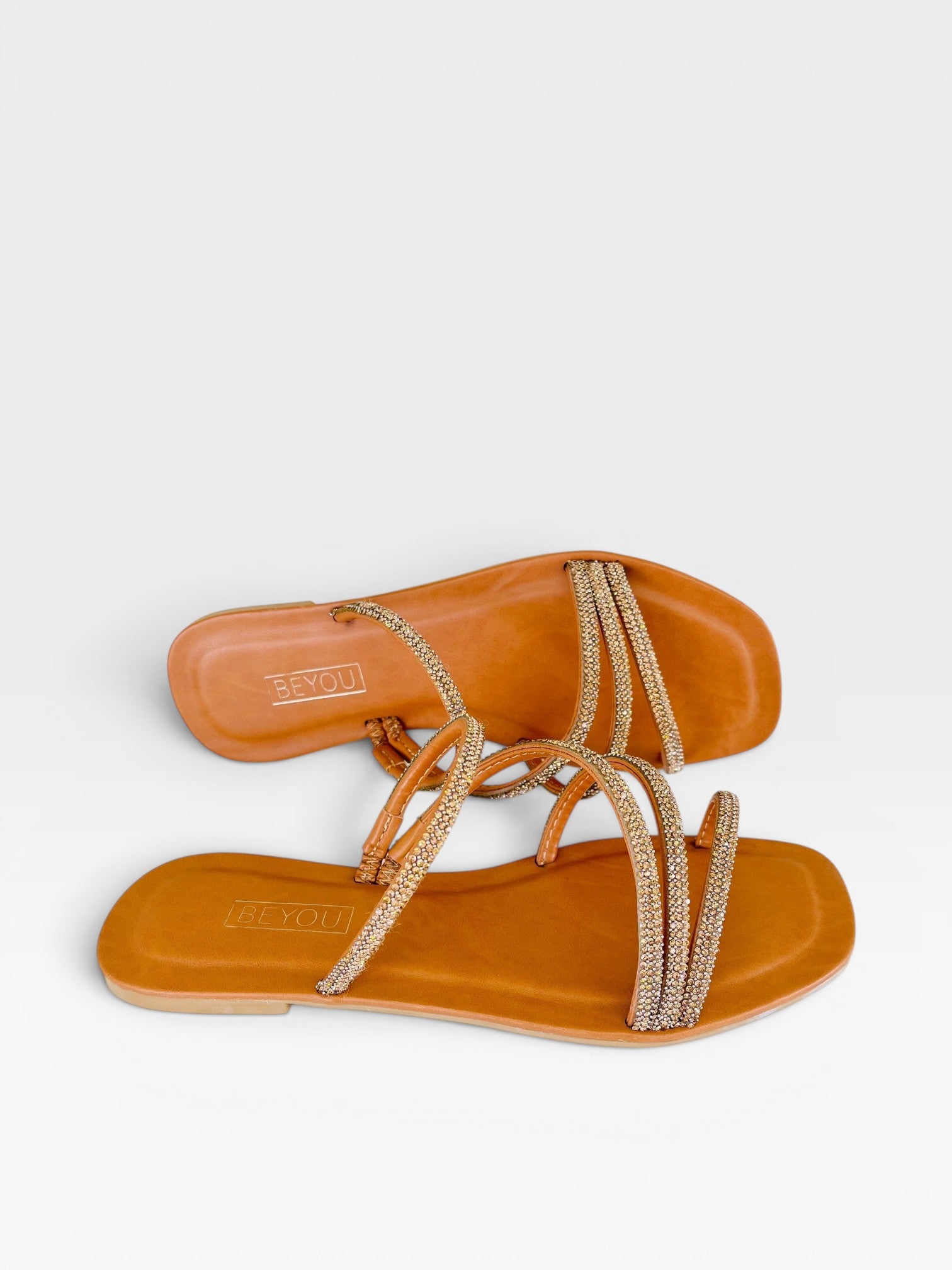 Rasteira Beyou Shoes caramelo em napa com tiras finas adornadas por pedrarias brilhantes e design elegante