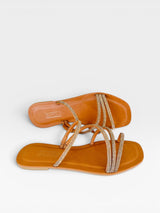 Rasteira Beyou Shoes caramelo em napa com tiras finas adornadas por pedrarias brilhantes e design elegante