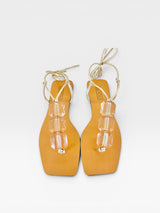 Rasteira Beyou Shoes caramelo em napa com pedrarias transparentes e amarração no tornozelo