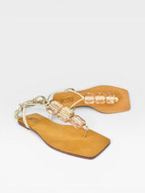 Rasteira Beyou Shoes caramelo em napa com pedrarias transparentes e amarração, design sofisticado e moderno.