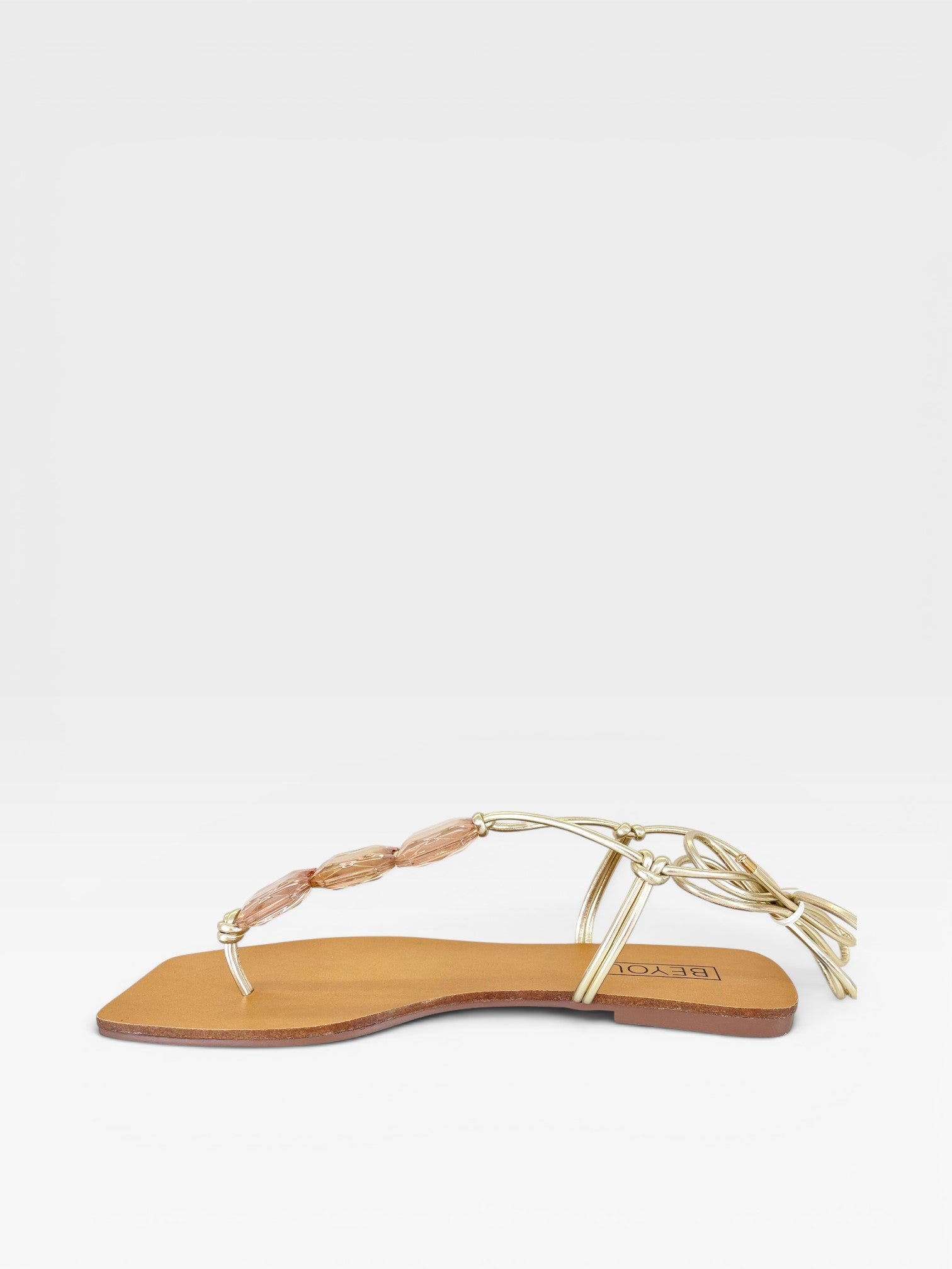Rasteira Beyou Shoes caramelo com pedrarias e amarração, feita em napa, design sofisticado e contemporâneo.