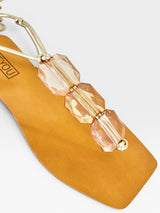 Rasteira Beyou Shoes caramelo em napa com tiras finas e detalhes em pedrarias transparentes sobre palmilha quadrada