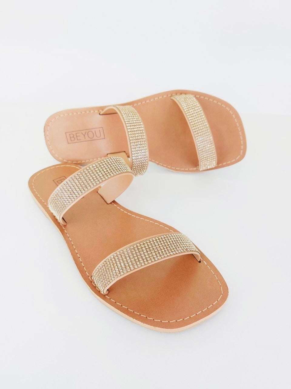 Rasteira Beyou Shoes Barcelona caramelo em napa com duas tiras decoradas com pedras brilhantes