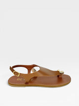 Rasteira Beyou Shoes Cancún caramelo em couro com detalhe frontal metálico e ajuste no tornozelo