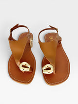 Rasteira Beyou Shoes Cancún caramelo em couro com detalhe metálico dourado no dedinho e ajuste no tornozelo