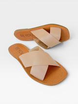 Rasteira feminina Beyou Shoes modelo Maldivas em couro nude com tiras cruzadas e palmilha confortável