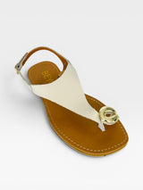 Rasteira Beyou Shoes Cancún off white em couro com detalhe metálico dourado e tira de dedo