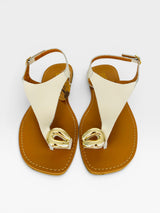 Rasteira Beyou Shoes Cancún off white em couro com detalhe metálico dourado e ajuste no tornozelo