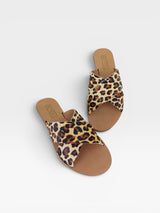 Rasteira Beyou Shoes Marrakech em couro com estampa animal print de onça e design de tiras cruzadas