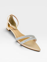 Rasteira Beyou Shoes Davos nude em napa com tiras finas decoradas com brilhos e fechamento no tornozelo