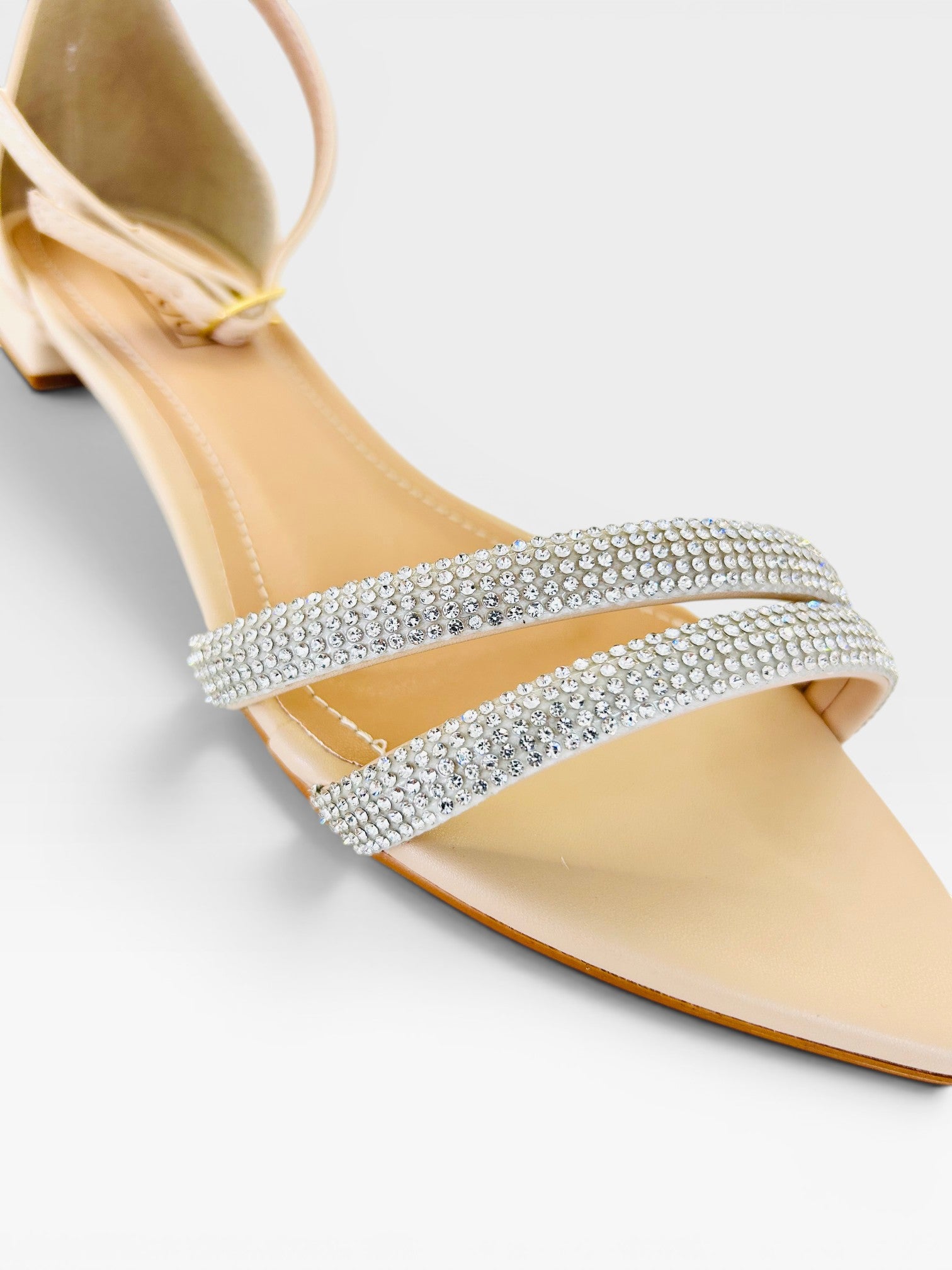 Rasteira Beyou Shoes Davos nude em napa com tiras finas decoradas com brilhos e fechamento no tornozelo