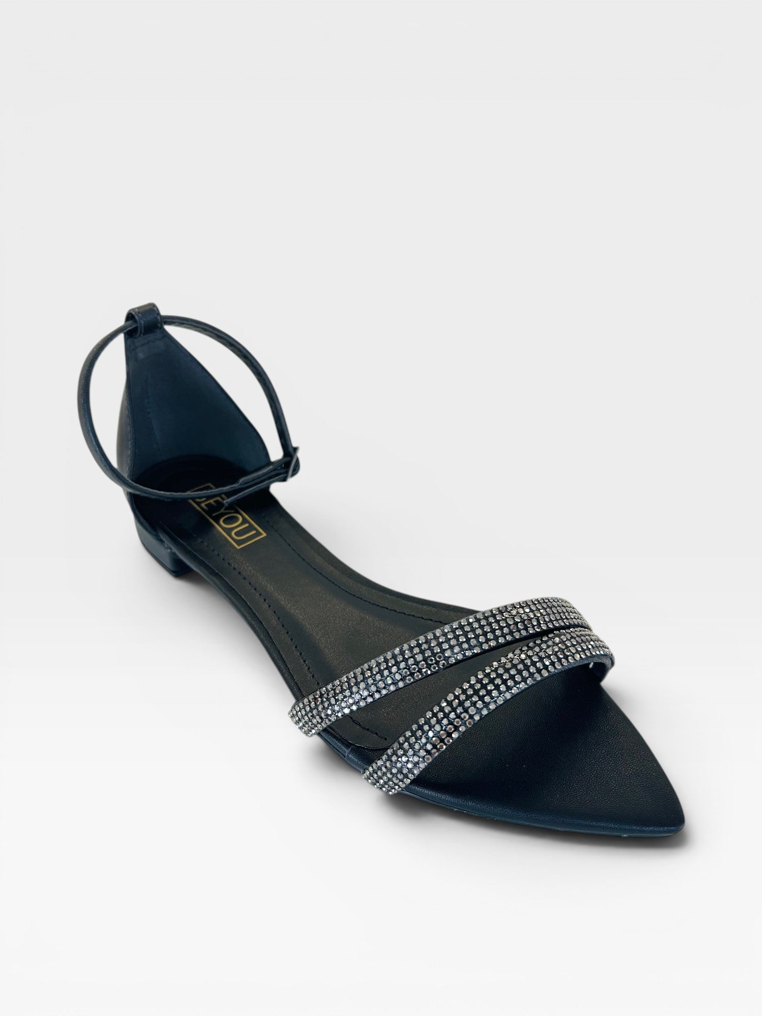 Rasteira Beyou Shoes Davos preta em napa com tiras finas adornadas por brilhos e fechamento no tornozelo