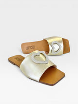 Rasteira Beyou Shoes dourada em napa com detalhe de coração em brilho e bico quadrado