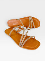 Rasteira Beyou Shoes Floripa caramelo em napa com tiras finas adornadas por pedrarias brilhantes