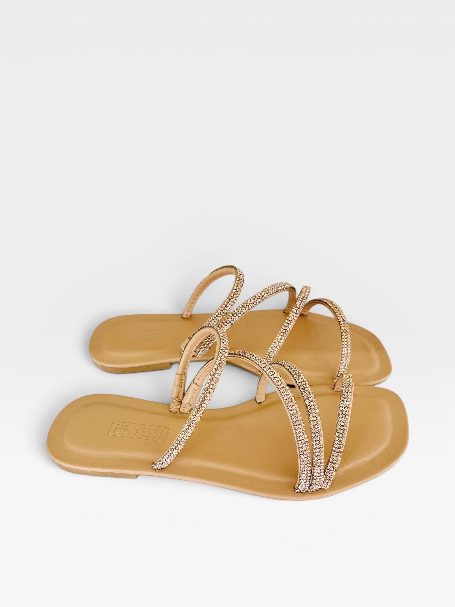 Rasteira Beyou Shoes Floripa nude em napa com tiras finas adornadas por pedrarias brilhantes
