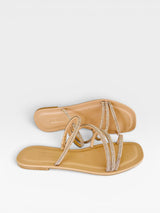 Rasteira Beyou Shoes Floripa na cor nude, feita em napa com tiras finas adornadas por pedrarias brilhantes.